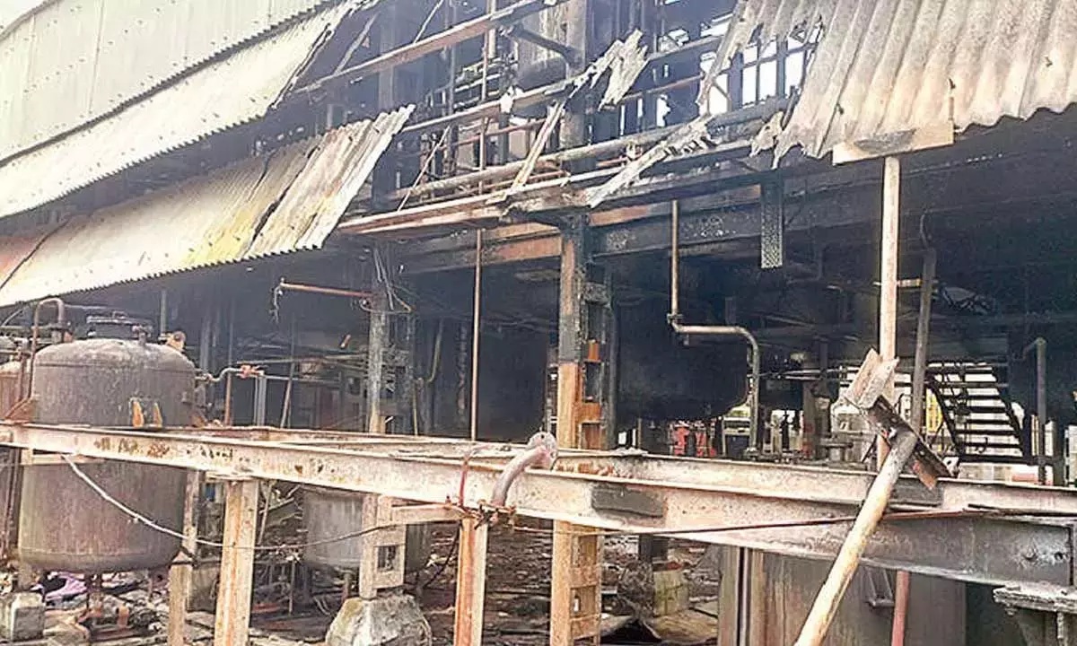 Telangana: लापरवाही से फैक्ट्री दुर्घटनाएँ आम हो जाती हैं Telangana: लापरवाही से फैक्ट्री दुर्घटनाएँ आम हो जाती हैं