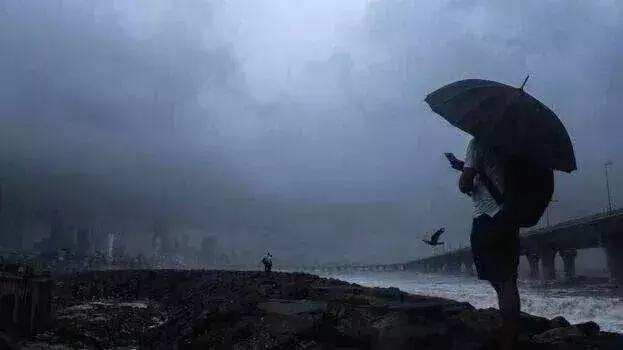 Kerala: मंगलवार से माहौल में भारी बदलाव; चार ज़िले अलर्ट पर Kerala: मंगलवार से माहौल में भारी बदलाव; चार ज़िले अलर्ट पर