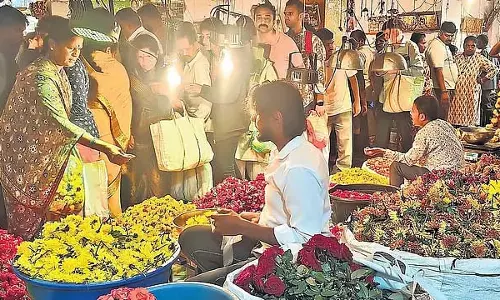 गौरी-गणेश उत्सव: फूलों और फलों के दाम आसमान पर, बाजारों में भीड़