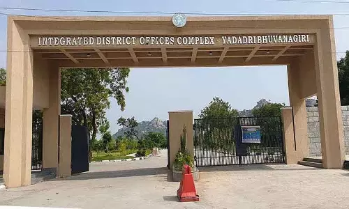 Telangana: ठेकेदार ने लंबित बिलों को लेकर भोंगिर कलेक्ट्रेट पर किया विरोध प्रदर्शन Telangana: ठेकेदार ने लंबित बिलों को लेकर भोंगिर कलेक्ट्रेट पर किया विरोध प्रदर्शन