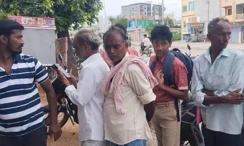 Nalgonda और सूर्यपेट में यूरिया की कमी के कारण स्कूली बच्चों को कतारों में लगना पड़ा Nalgonda और सूर्यपेट में यूरिया की कमी के कारण स्कूली बच्चों को कतारों में लगना पड़ा