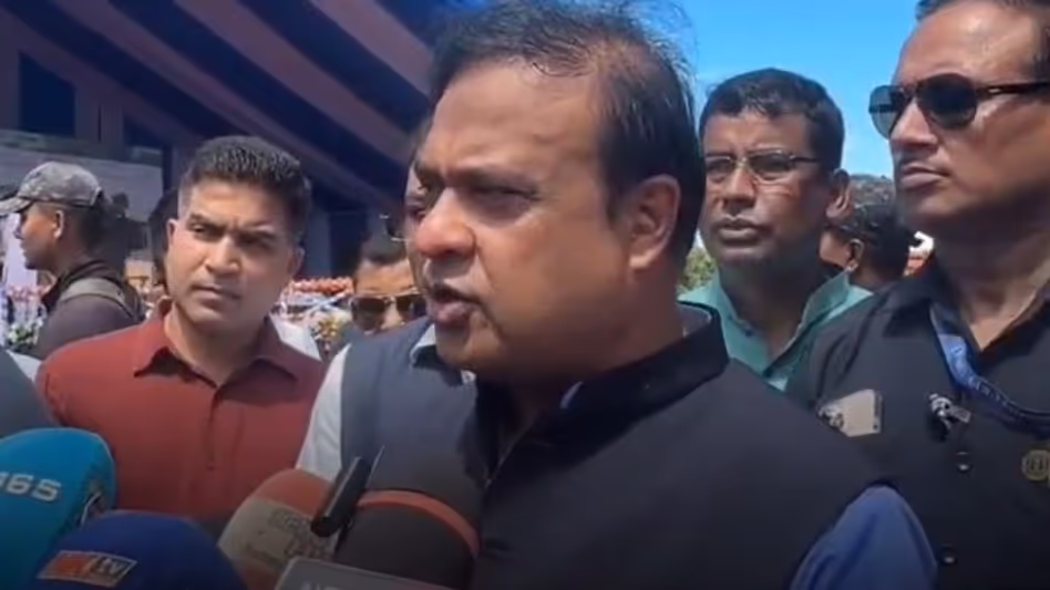 Malappuram के अंथियूरकुन्नू खदान में कचरे का ढेर जारी रहने पर निवासियों ने किया विरोध प्रदर्शन