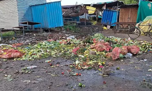 सुविधाओं से रहित बाज़ार; किसान व्यापारी जनता का विरोध