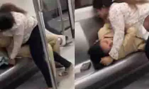 Delhi: मेट्रो में सीट विवाद, दो महिलाओं ने एक-दूसरे को थप्पड़ मारे