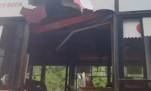 Bhuntar-Manikaran मार्ग पर कार और बस पर पत्थरबाजी, एक घायल