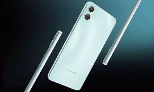 Samsung के 50MP कैमरा, दो डिस्प्ले वाले फ्लिप स्मार्टफोन पर 53 हजार का डिस्काउंट