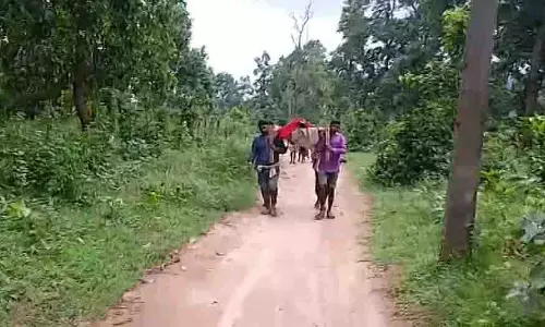 Odisha: एक परिवार शव के साथ 2 किलोमीटर पैदल चलने को मजबूर