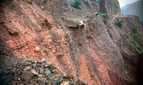 निचले Kangra में सड़क संपर्क टूटा, जनजीवन अस्त-व्यस्त निचले Kangra में सड़क संपर्क टूटा, जनजीवन अस्त-व्यस्त