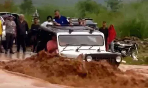 SUV में सवार तीन लोगों को नाले से बचाया गया