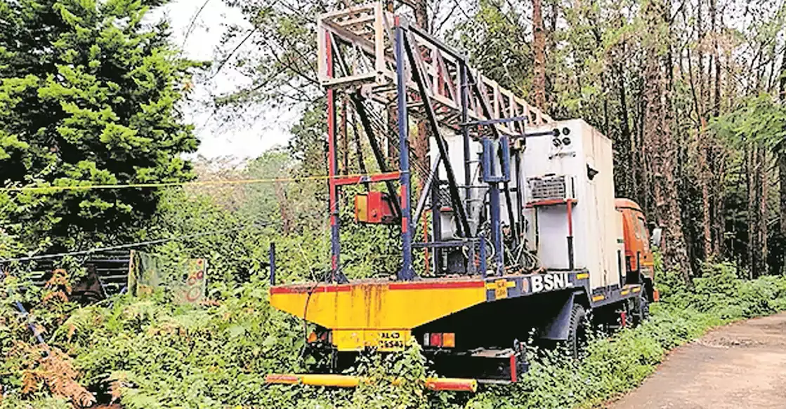 Kerala : पेट्टिमुडी त्रासदी के बाद खरीदा गया आपातकालीन मोबाइल टावर अब देवीकुलम में पड़ा Kerala : पेट्टिमुडी त्रासदी के बाद खरीदा गया आपातकालीन मोबाइल टावर अब देवीकुलम में पड़ा