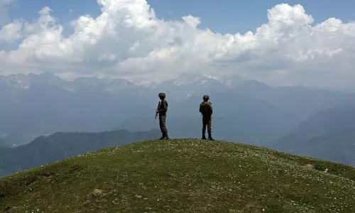 J&K के पुंछ में नियंत्रण रेखा के पास पाकिस्तानी ड्रोन देखे गए J&K के पुंछ में नियंत्रण रेखा के पास पाकिस्तानी ड्रोन देखे गए