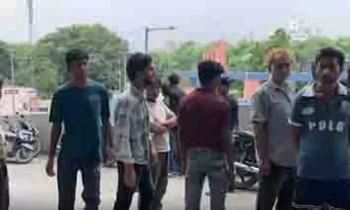 Greater Noida : बाइक और कार की टक्कर में चार लोगों की मौत