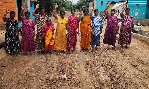 Santhemarahalli : काम पूरा करने के लिए महिलाओं का विरोध प्रदर्शन Santhemarahalli : काम पूरा करने के लिए महिलाओं का विरोध प्रदर्शन