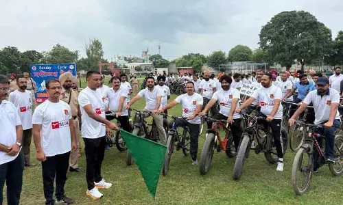 Ludhiana: फिट इंडिया साइकिल रैली में युवाओं और पुलिसकर्मियों ने लिया हिस्सा Ludhiana: फिट इंडिया साइकिल रैली में युवाओं और पुलिसकर्मियों ने लिया हिस्सा