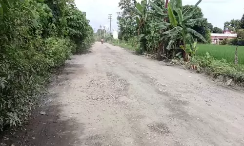Haldwani: बारिश और पानी लीकेज से सड़कें खराब, कमिश्नर ने चेताया
