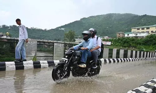 Mandi में बाढ़ का सबसे ज्यादा असर, 245 सड़कें अवरुद्ध, बिजली लाइनें क्षतिग्रस्त Mandi में बाढ़ का सबसे ज्यादा असर, 245 सड़कें अवरुद्ध, बिजली लाइनें क्षतिग्रस्त