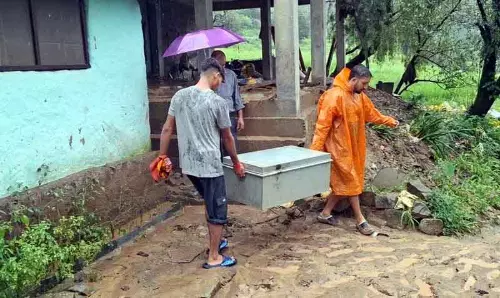 भारी बारिश से Kangra district में भूस्खलन, मकान क्षतिग्रस्त भारी बारिश से Kangra district में भूस्खलन, मकान क्षतिग्रस्त