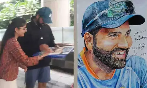 Rohit Sharma ने फैन की तस्वीर पर किए साइन, दिल जीता