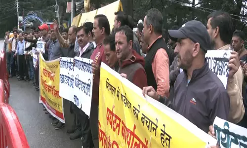HPTDC मुख्यालय स्थानांतरण के खिलाफ कर्मचारियों का विरोध HPTDC मुख्यालय स्थानांतरण के खिलाफ कर्मचारियों का विरोध