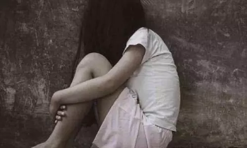 शिक्षक ने छात्र को बेल्ट से मारने की धमकी देकर हद पार की शिक्षक ने छात्र को बेल्ट से मारने की धमकी देकर हद पार की