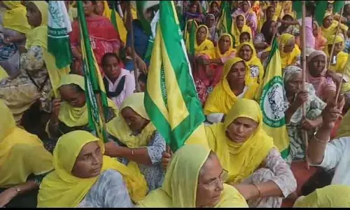 भीगी हुई लेकिन दृढ़, समराला की Jeet Rally में महिलाएं डटी रहीं भीगी हुई लेकिन दृढ़, समराला की Jeet Rally में महिलाएं डटी रहीं