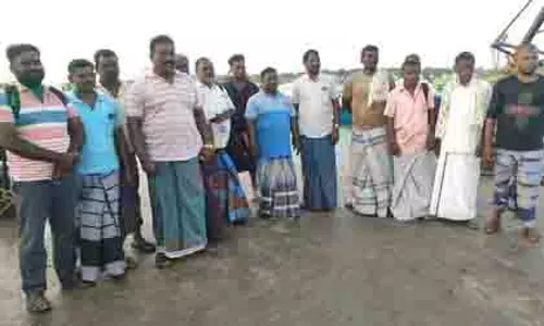 Sri Lanka से नौकाएं छुड़ाने जाफना पहुंचे तमिलनाडु के मछुआरे Sri Lanka से नौकाएं छुड़ाने जाफना पहुंचे तमिलनाडु के मछुआरे