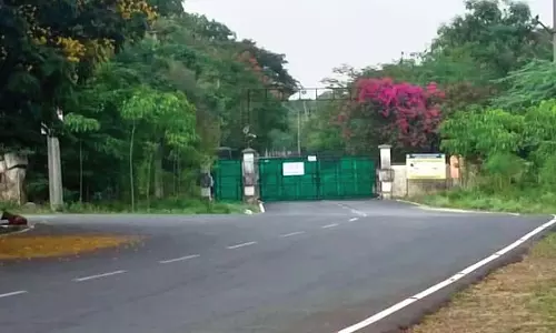 Telangana के सिकंदराबाद छावनी की सड़कों पर यातायात प्रतिबंधों की यात्रियों ने आलोचना की