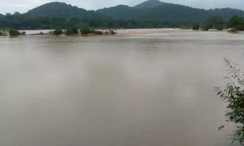 इंद्रावती नदी पार करते वक्त नाव पलटने से दो छात्र डूबे, तलाश जारी