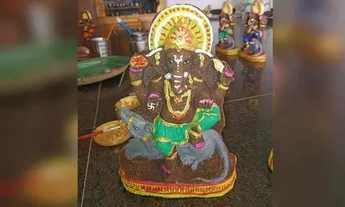 Khammam में एक परिवार गाय के गोबर से गणेश प्रतिमाएं बना रहा