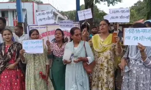 11 साल से नियमितिकरण नहीं, बस्तर में चतुर्थ वर्ग कर्मचारी हड़ताल पर