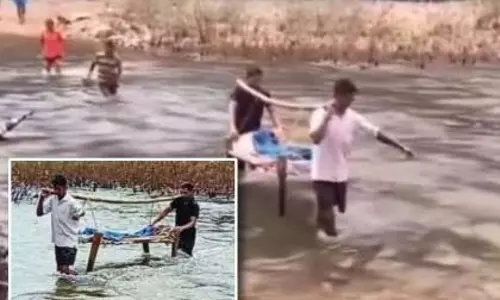 आदिवासी बच्चे के शरीर पर कावड़ी का बोझ, जारी संघर्षों को दर्शाता है