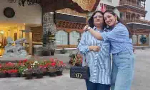 Leh: पहाड़ी छुट्टी का लुत्फ उठाती दिखीं यामी गौतम और उनकी मां Leh: पहाड़ी छुट्टी का लुत्फ उठाती दिखीं यामी गौतम और उनकी मां