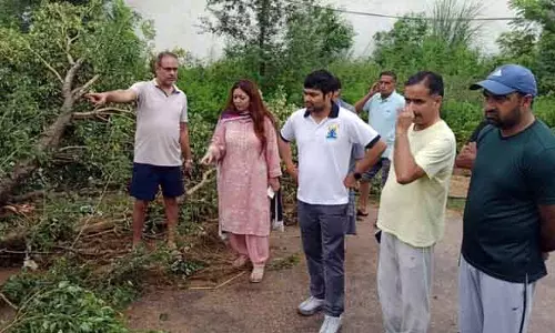 JMC कमिशन ने बारिश प्रभावित जम्मू क्षेत्रों में बहाली अभियान शुरू किया JMC कमिशन ने बारिश प्रभावित जम्मू क्षेत्रों में बहाली अभियान शुरू किया