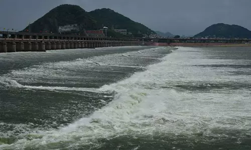 Prakasam बैराज में जल प्रवाह में कमी, अधिकारी अभी भी सतर्क Prakasam बैराज में जल प्रवाह में कमी, अधिकारी अभी भी सतर्क