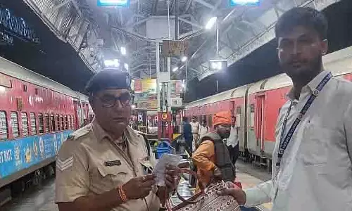 MP: ट्रेन में भूला सोने से भरा बैग, रेलवे कर्मचारियों ने लौटाया MP: ट्रेन में भूला सोने से भरा बैग, रेलवे कर्मचारियों ने लौटाया