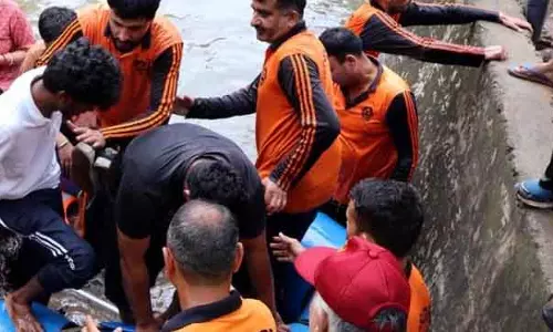 SDRF ने कई फंसे हुए लोगों को बचाया SDRF ने कई फंसे हुए लोगों को बचाया