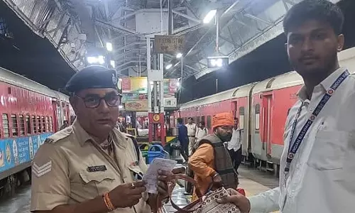 रेलवे कर्मचारियों की सतर्कता से महिला की 5 लाख की सोने की जेवरात सुरक्षित रेलवे कर्मचारियों की सतर्कता से महिला की 5 लाख की सोने की जेवरात सुरक्षित