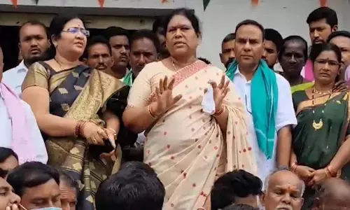 अगर आप शासन नहीं कर सकते, तो इस्तीफा दे दीजिए.. कोवा लक्ष्मी ने CM Revanth Reddy पर निशाना साधा अगर आप शासन नहीं कर सकते, तो इस्तीफा दे दीजिए.. कोवा लक्ष्मी ने CM Revanth Reddy पर निशाना साधा