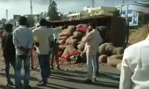 Onion lorry पलटी.. मुंबई हाईवे पर 6 किलोमीटर लंबा ट्रैफिक जाम Onion lorry पलटी.. मुंबई हाईवे पर 6 किलोमीटर लंबा ट्रैफिक जाम