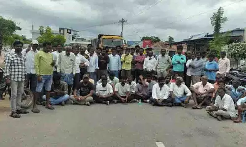 यूरिया की कमी से Karimnagar में किसानों का विरोध प्रदर्शन