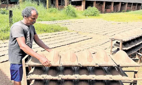 Kerala में मिट्टी की टाइलों की मांग कम होने से कारखाने फिल्म शूटिंग स्थल   गए हैं बन