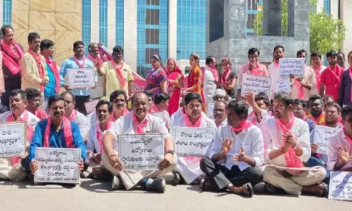 BRS नेताओं ने बीबीनगर एम्स के सामने किया प्रदर्शन