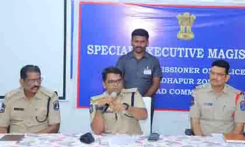 Hyderabad: रेव पार्टी पर ईगल का छापा, छह गिरफ्तार Hyderabad: रेव पार्टी पर ईगल का छापा, छह गिरफ्तार