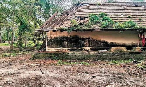 Haripad स्थित करिम्बलिल महल खंडहर के कगार पर Haripad स्थित करिम्बलिल महल खंडहर के कगार पर
