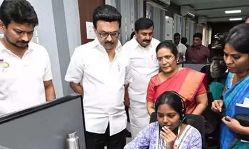 स्टालिन ने चेन्नई में मुख्यमंत्री हेल्पलाइन का निरीक्षण किया स्टालिन ने चेन्नई में मुख्यमंत्री हेल्पलाइन का निरीक्षण किया