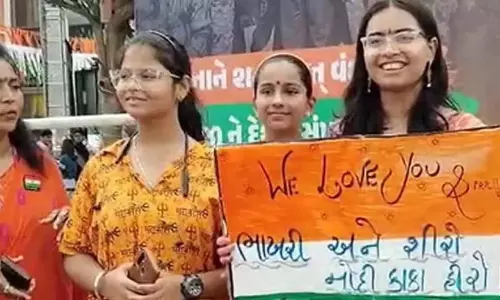प्रधानमंत्री मोदी के स्वागत के लिए अहमदाबाद तैयार, महिलाएं सिंदूर की डिब्बियों के साथ कार्यक्रम स्थल पर पहुँचीं प्रधानमंत्री मोदी के स्वागत के लिए अहमदाबाद तैयार, महिलाएं सिंदूर की डिब्बियों के साथ कार्यक्रम स्थल पर पहुँचीं