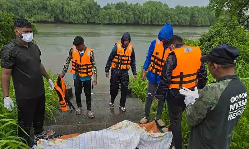 Nagothane: अंबा नदी में गिरने के बाद 57 वर्षीय ड्राइवर की मौत Nagothane: अंबा नदी में गिरने के बाद 57 वर्षीय ड्राइवर की मौत