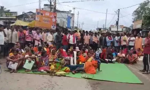 Nabarangpur: यूरिया खाद की कमी पर किसानों ने किया सड़क जाम Nabarangpur: यूरिया खाद की कमी पर किसानों ने किया सड़क जाम