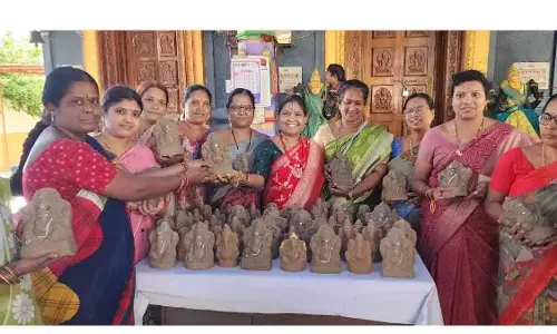 महिला संगठन ने मिट्टी के गणपति प्रतिमाओं का किया नि:शुल्क वितरण महिला संगठन ने मिट्टी के गणपति प्रतिमाओं का किया नि:शुल्क वितरण