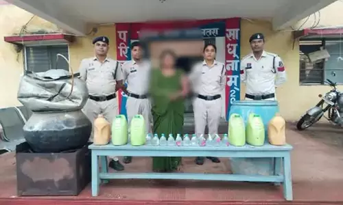 CG: 18 लीटर महुआ और 10 पाव देसी शराब के साथ महिला गिरफ्तार CG: 18 लीटर महुआ और 10 पाव देसी शराब के साथ महिला गिरफ्तार